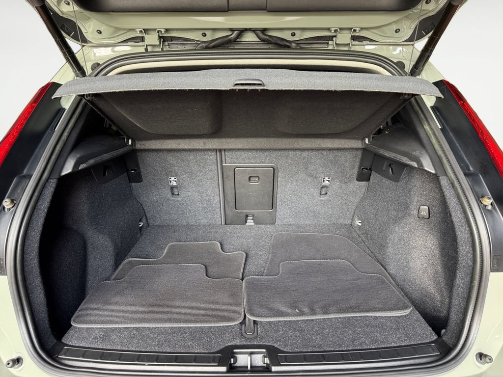 Used 2023 Volvo XC40 B5 Plus w/ Climate Package AWD/4WD image 16