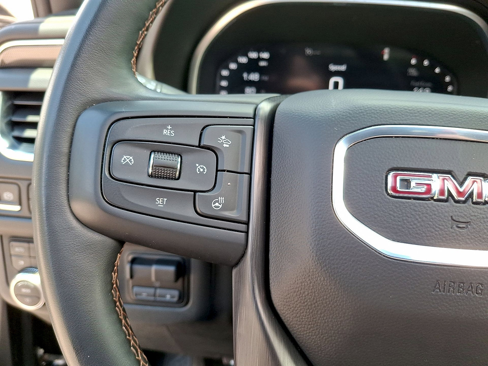 Used 2023 GMC Yukon XL AT4 w/ AT4 Premium Plus Package AWD/4WD image 17