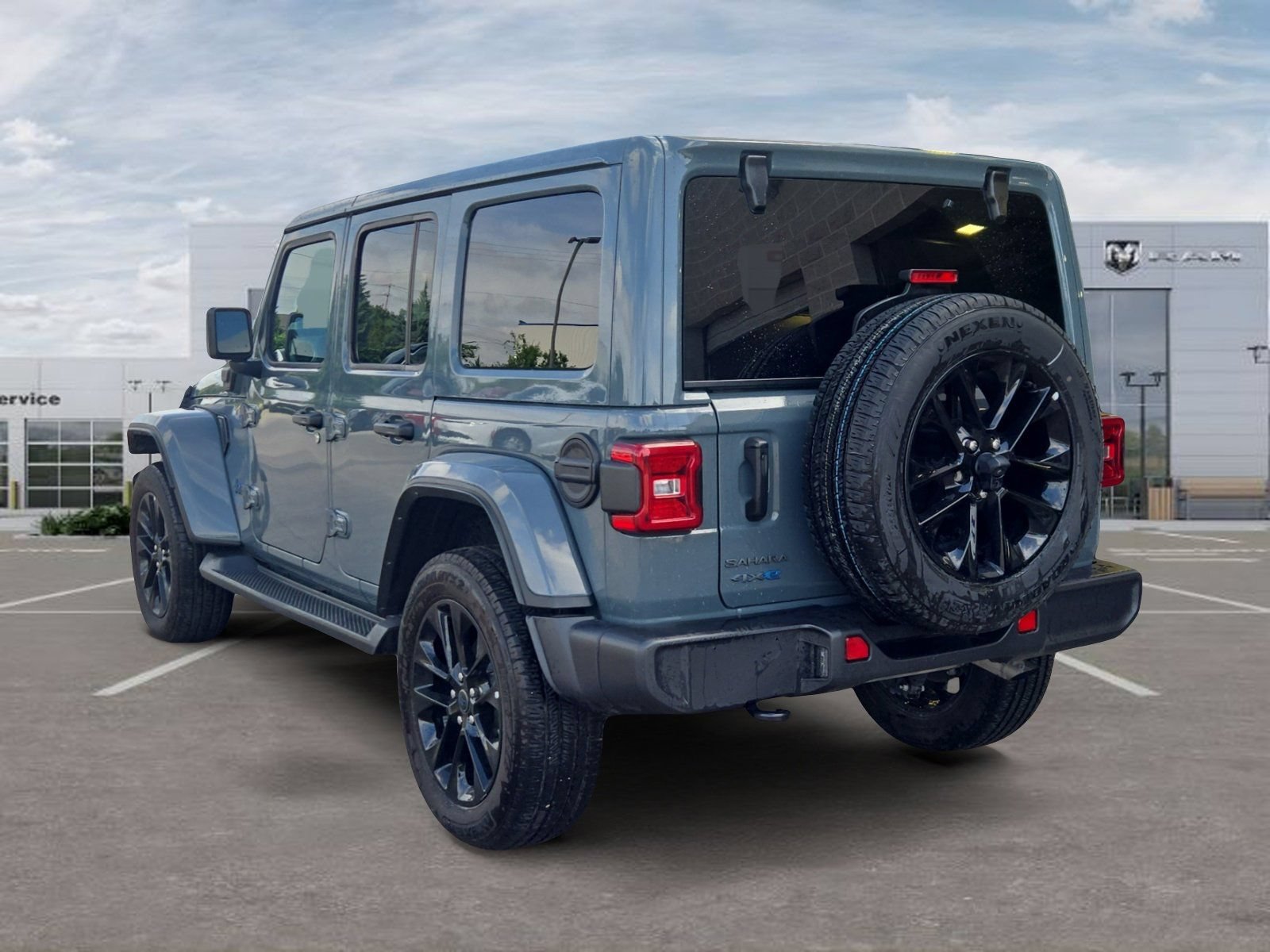 Used 2025 Jeep Wrangler Unlimited Sahara AWD/4WD image 3