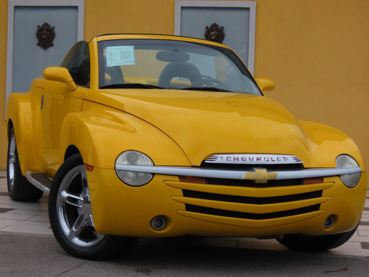 Used 2004 Chevrolet SSR w/ Preferred Equipment Group image 2