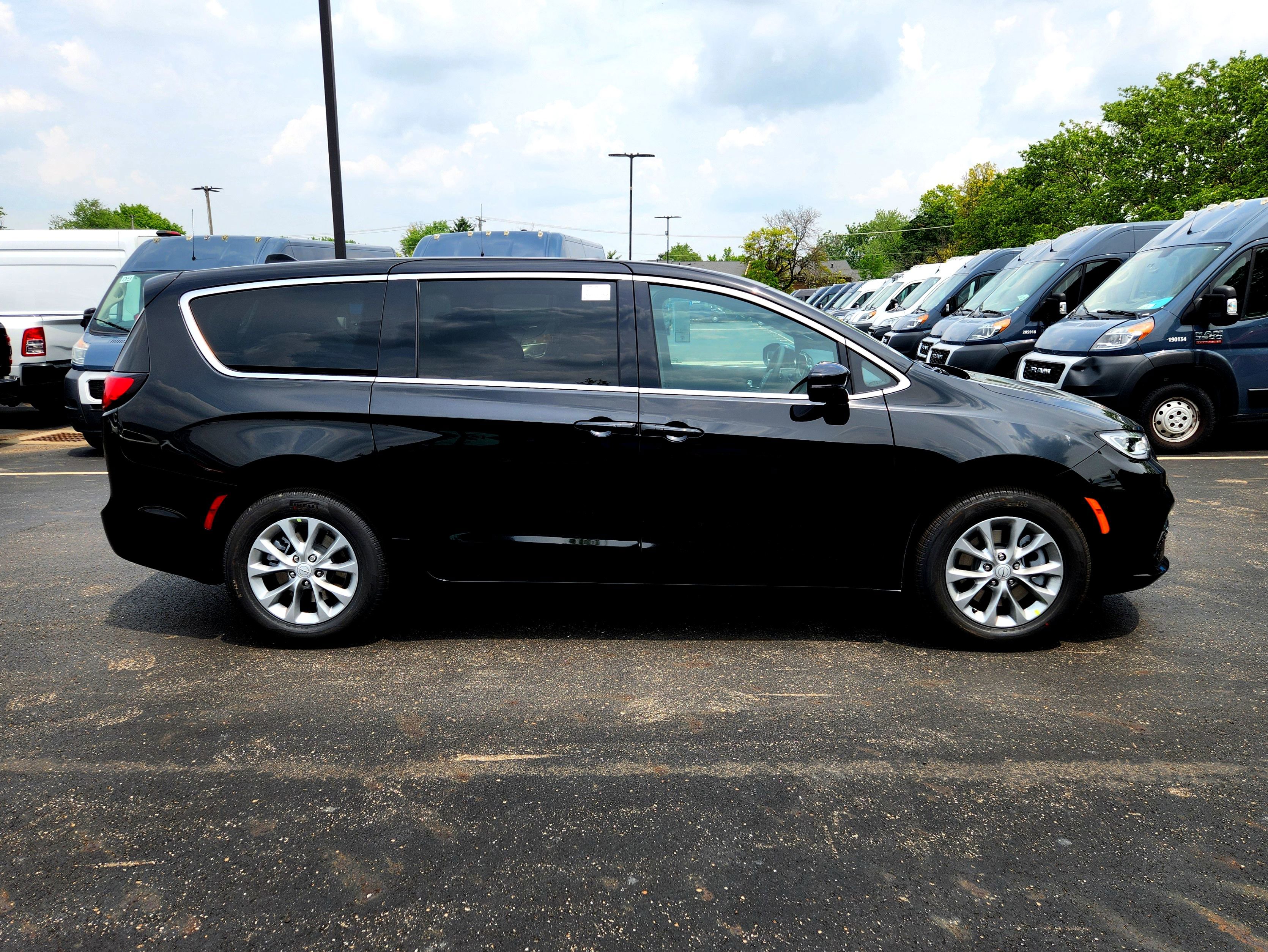 New 2025 Chrysler Pacifica Select w/ Uconnect Theater Family Group image 10