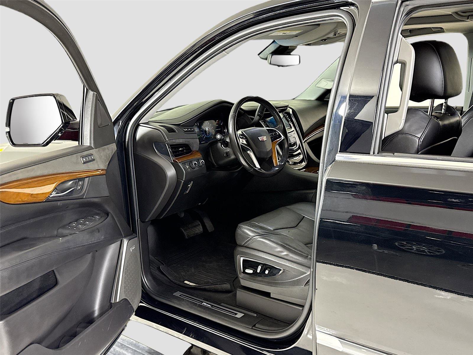 Used 2018 Cadillac Escalade Premium Luxury AWD/4WD image 12