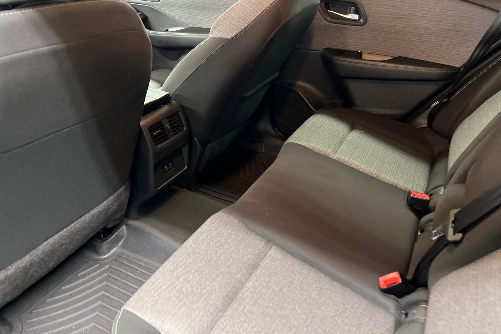 Used 2023 Nissan Rogue SV image 11