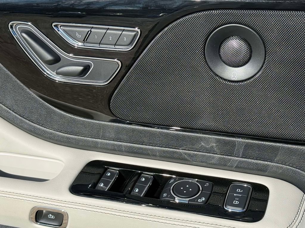 Used 2025 Lincoln Aviator Reserve AWD/4WD image 23