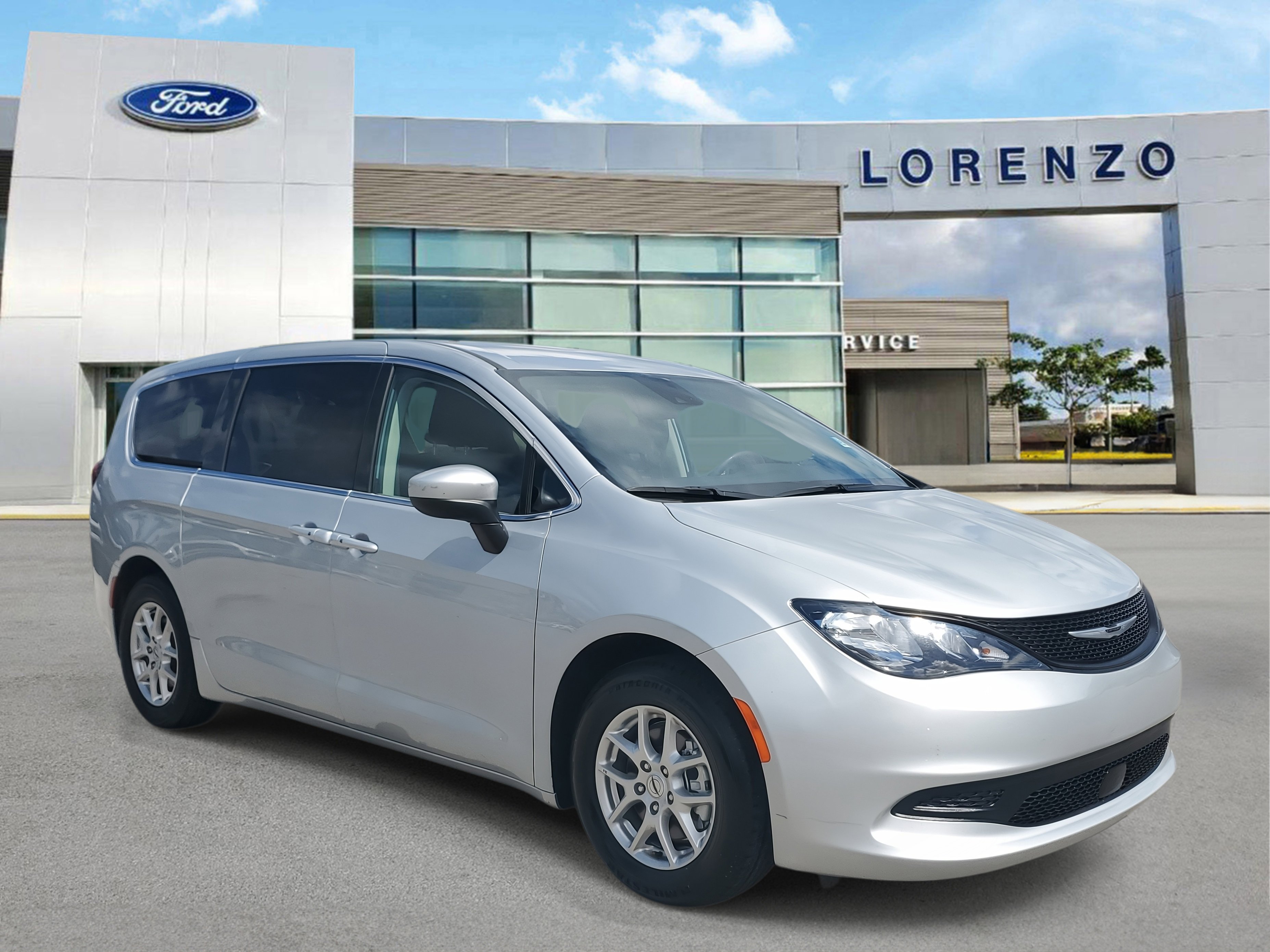 Used 2023 Chrysler Voyager LX image 3