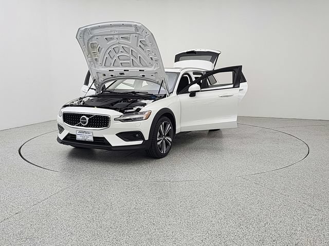 Certified 2025 Volvo V60 B5 Cross Country Plus AWD/4WD image 9
