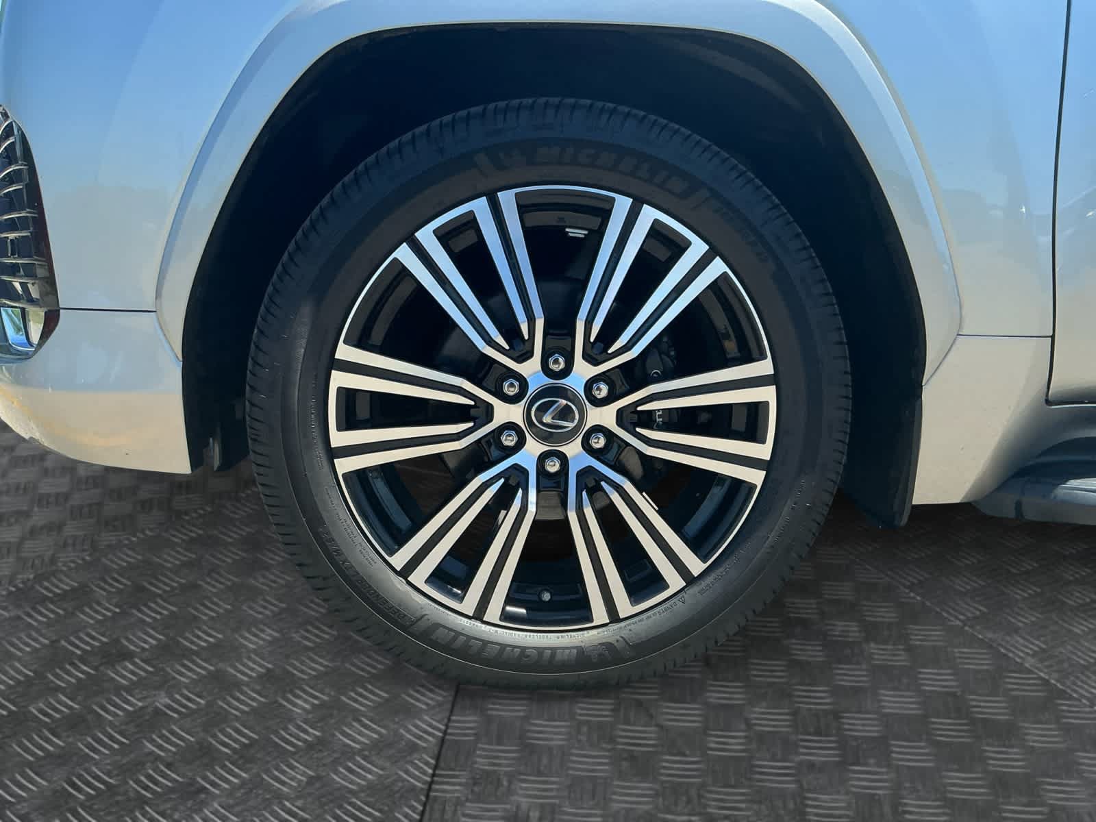 Used 2022 Lexus LX 600 4WD w/ Luxury Package image 14