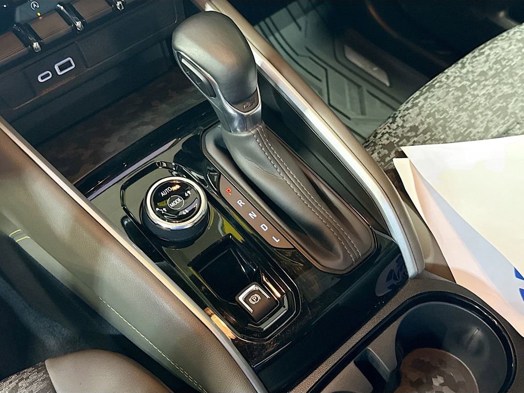 Used 2024 Chevrolet Colorado ZR2 w/ Technology Package AWD/4WD image 17