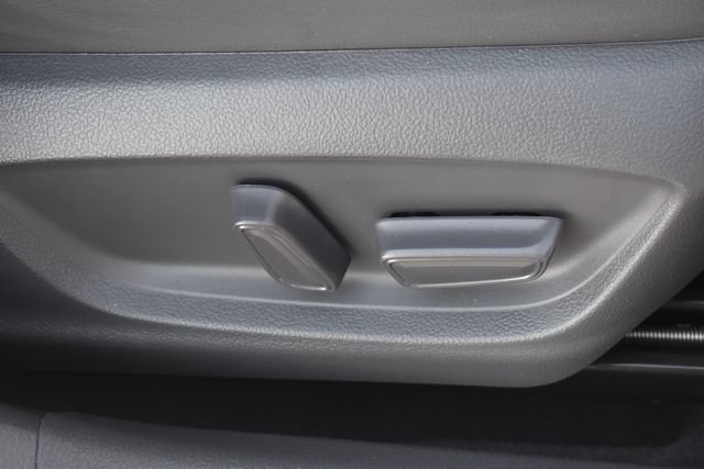 Used 2020 Toyota Camry XLE FWD image 13