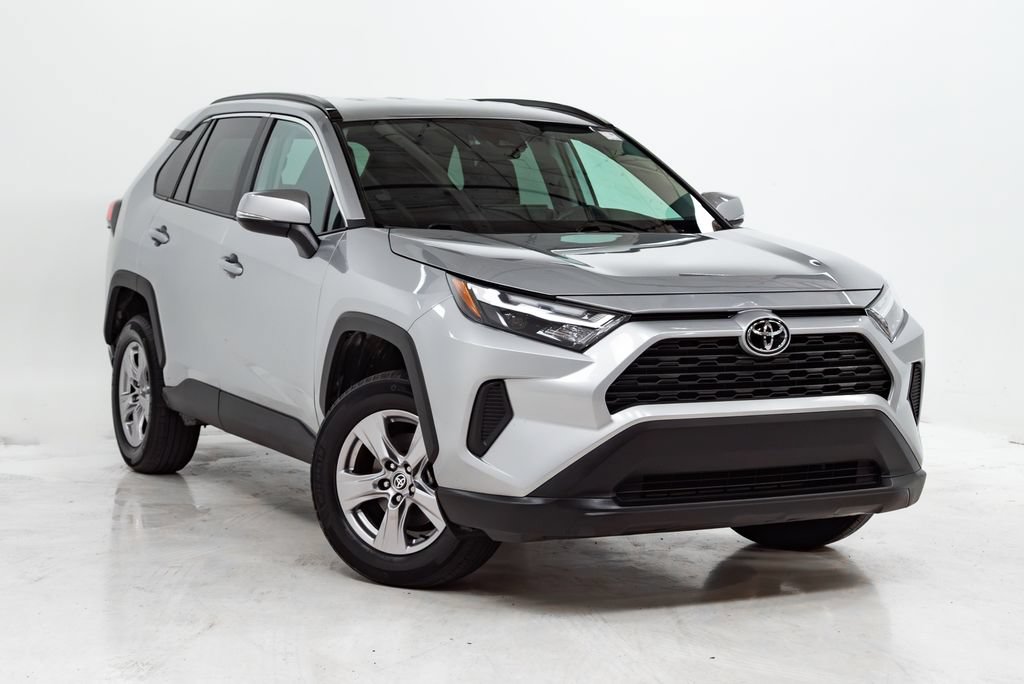 Used 2025 Toyota RAV4 XLE AWD/4WD image 6