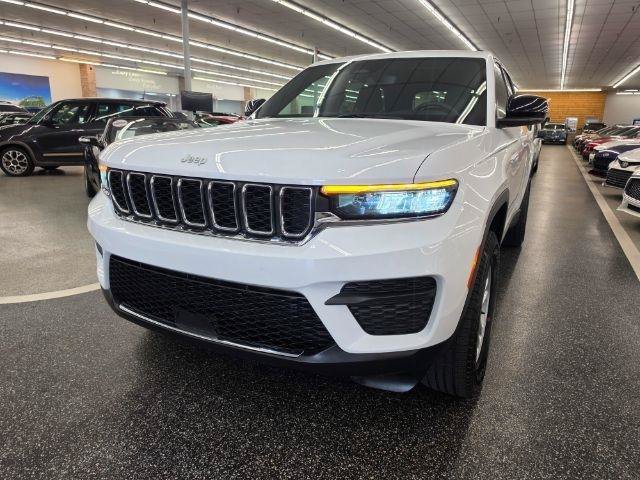 Used 2024 Jeep Grand Cherokee Laredo w/ Luxury Tech Group I AWD/4WD image 2