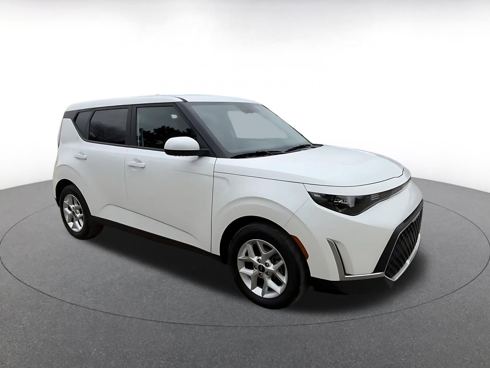 Used 2025 Kia Soul LX w/ LX Technology Package image 2