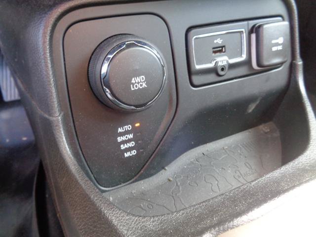 Used 2017 Jeep Renegade Latitude w/ Popular Equipment Group AWD/4WD image 38