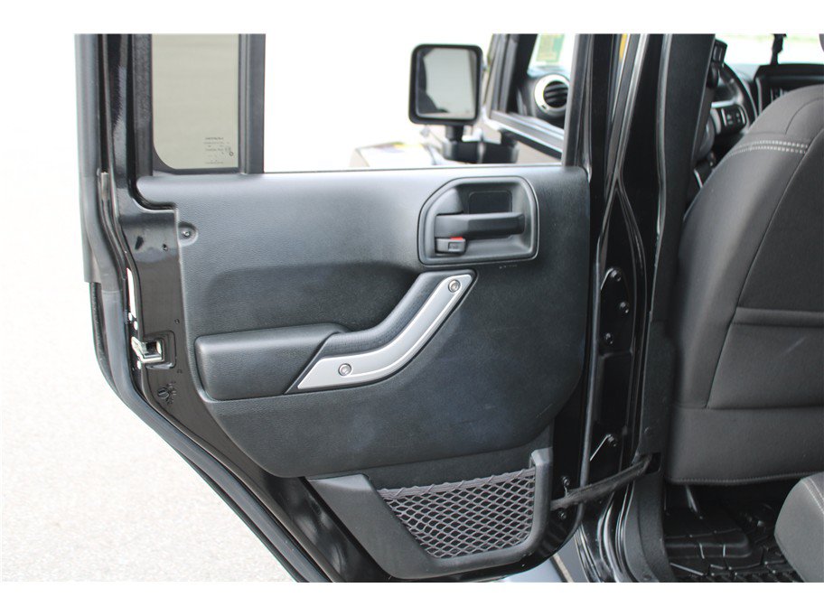 Used 2017 Jeep Wrangler Unlimited Sahara w/ Connectivity Group AWD/4WD image 10