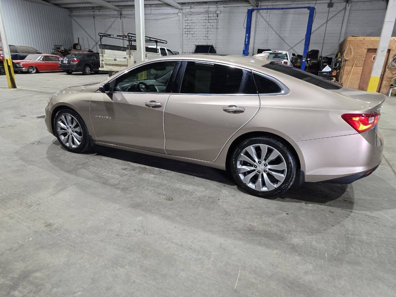 Used 2018 Chevrolet Malibu Premier w/ Premier Sun and Wheel Package FWD image 7