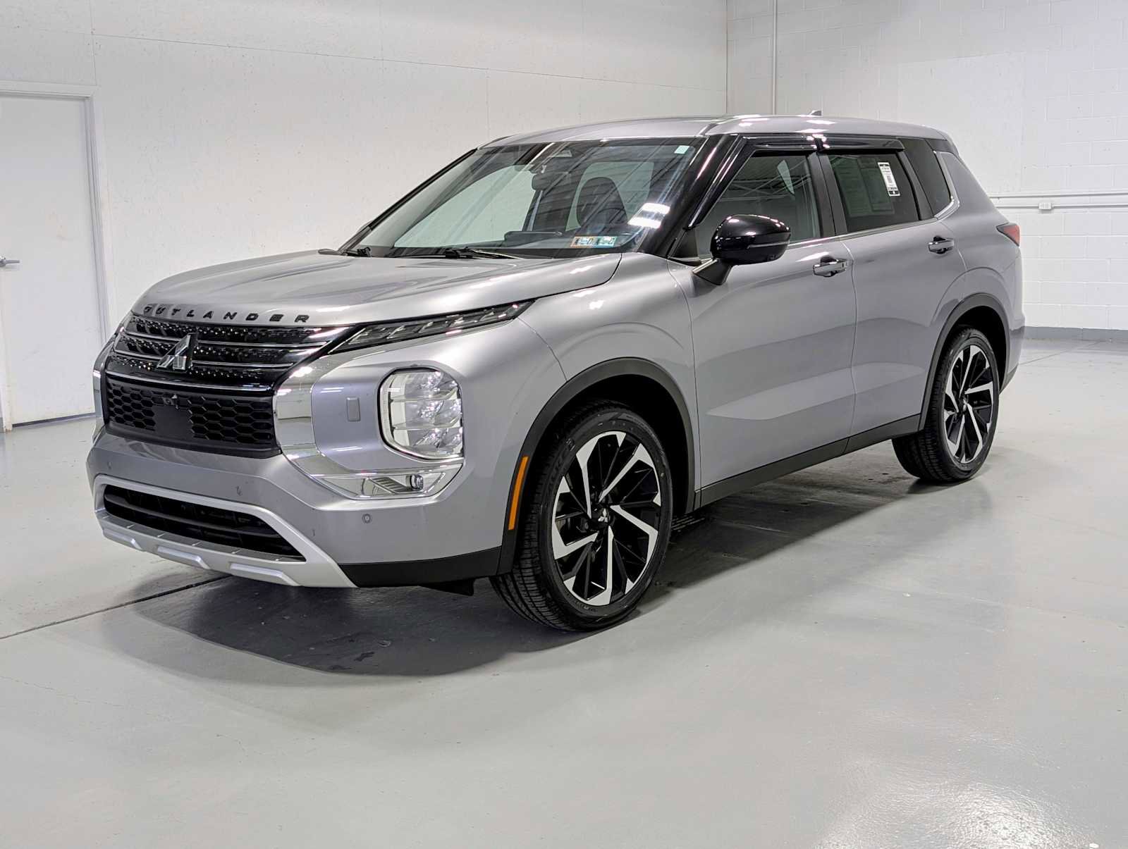 Used 2022 Mitsubishi Outlander SE AWD/4WD image 1