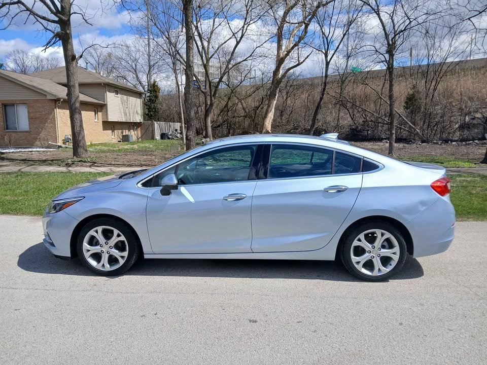 Used 2017 Chevrolet Cruze Premier FWD image 2