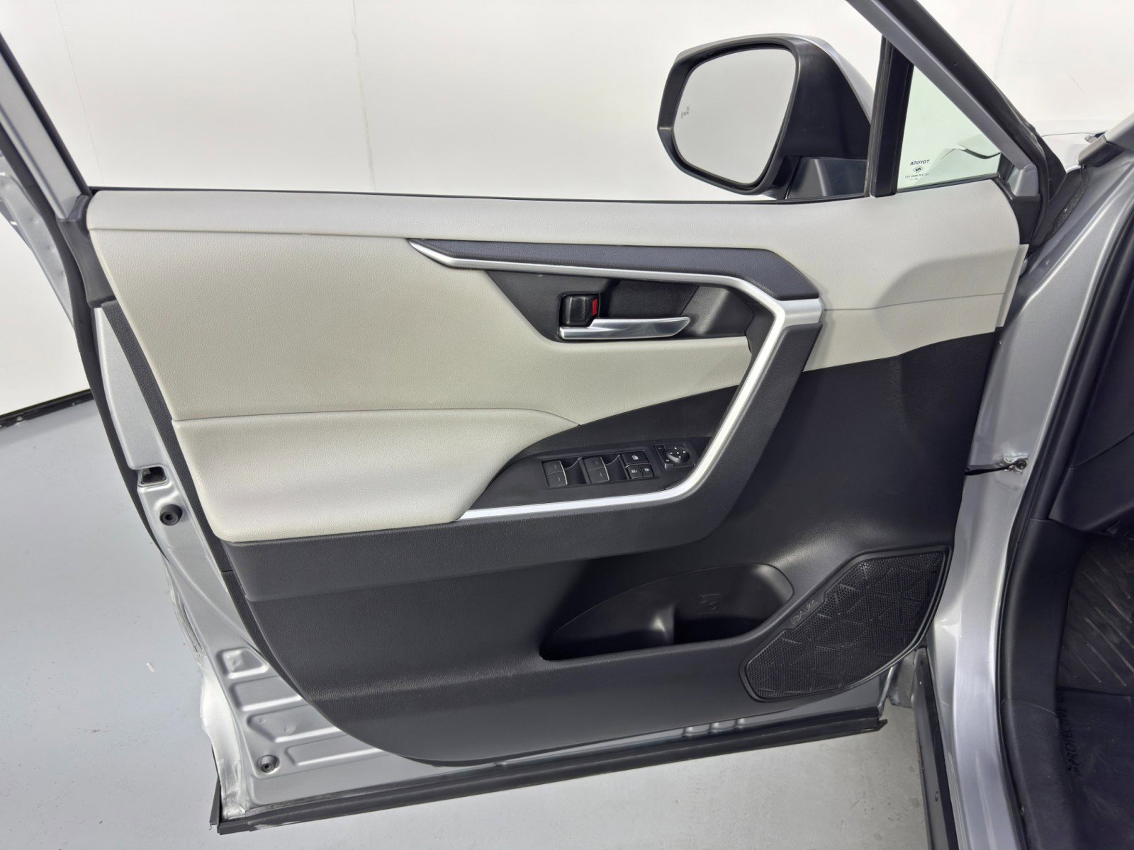 Used 2022 Toyota RAV4 XLE image 37