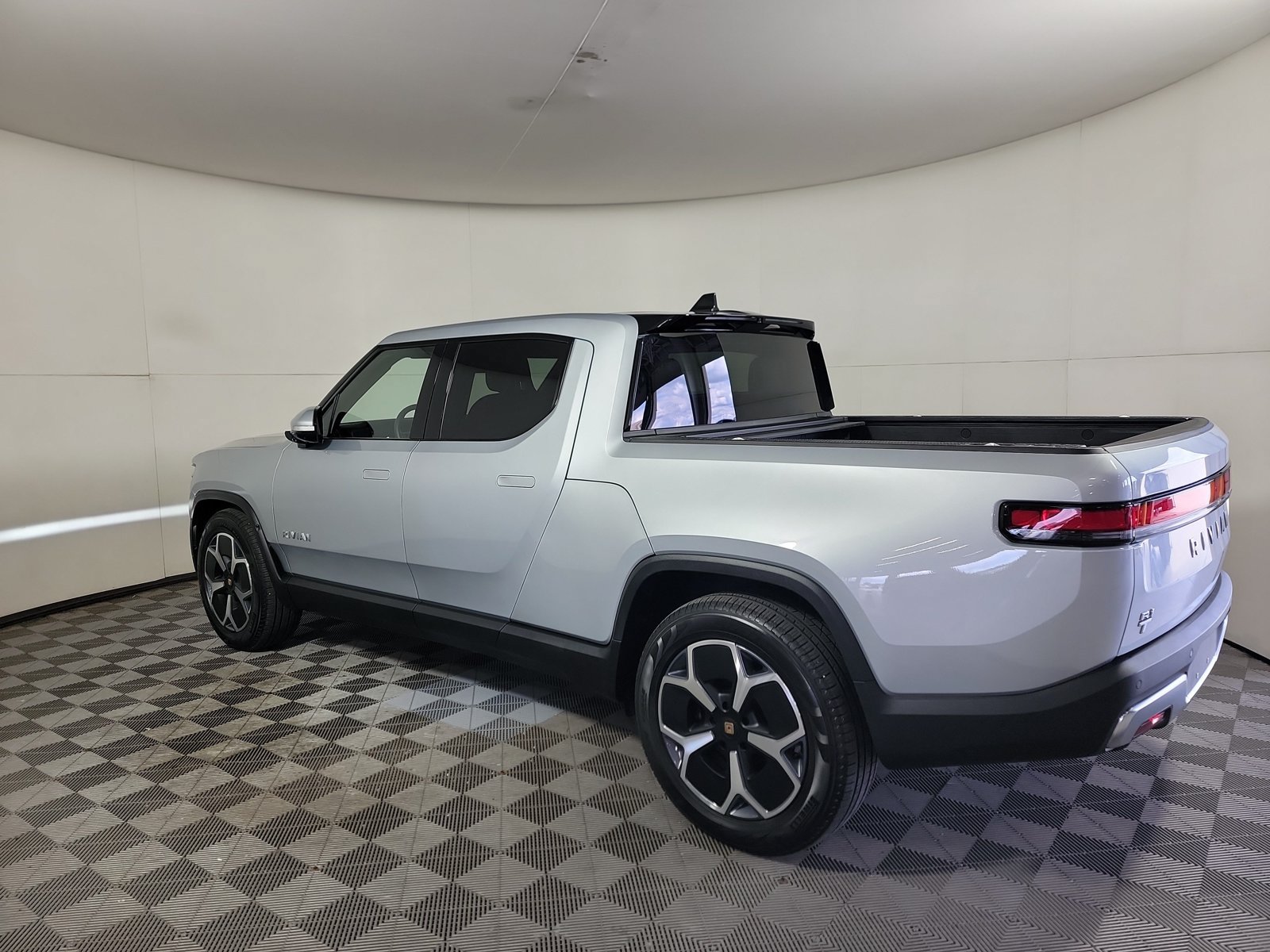 Used 2024 Rivian R1T Adventure Dual AWD/4WD image 3