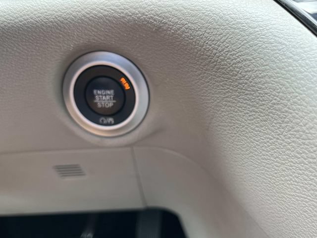Used 2023 Chrysler Pacifica Touring-L FWD image 39