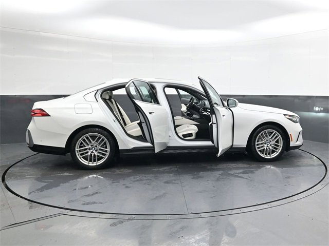 Used 2024 BMW 530i w/ Convenience Package image 31