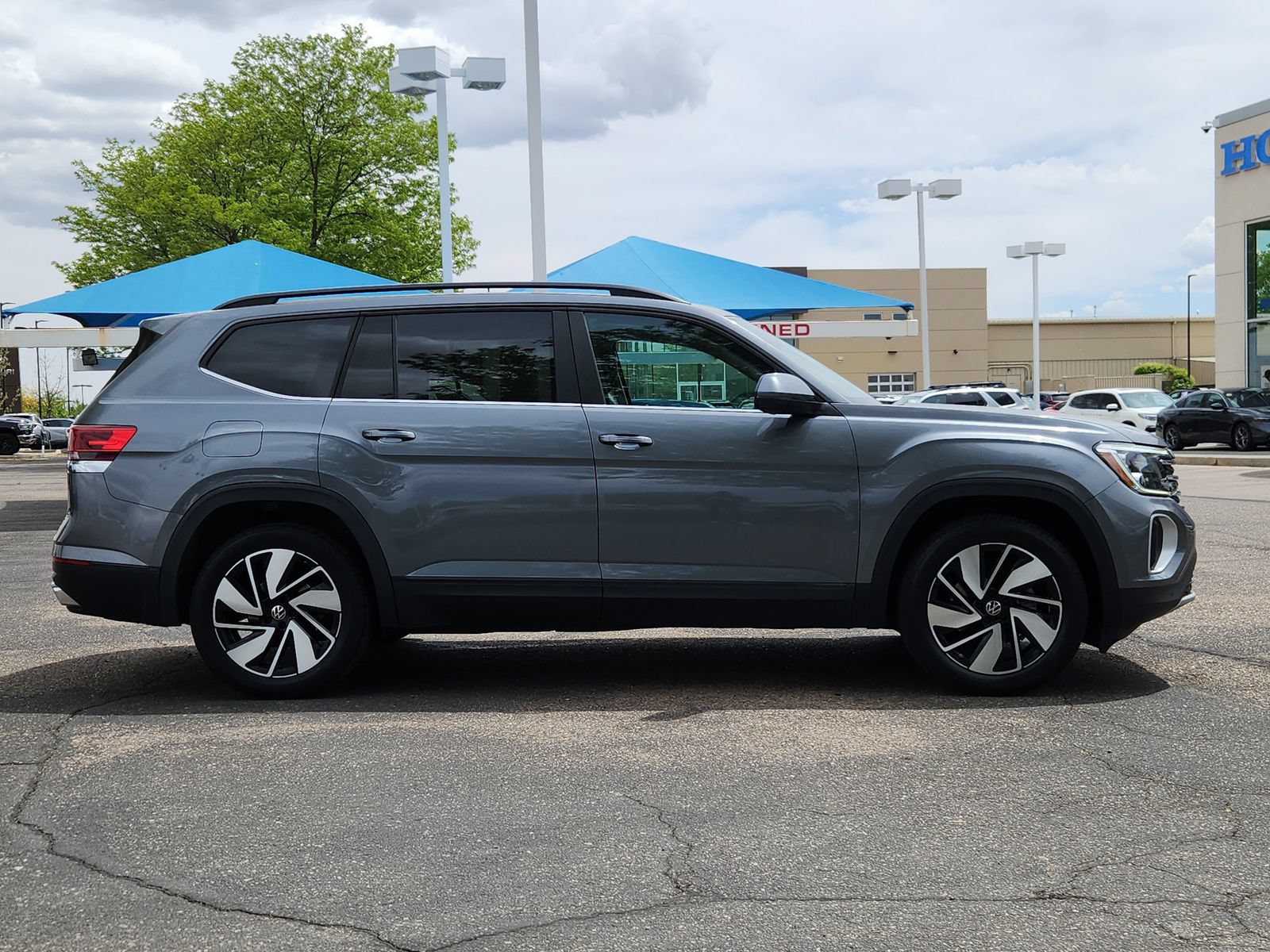 Used 2024 Volkswagen Atlas SE AWD/4WD image 6