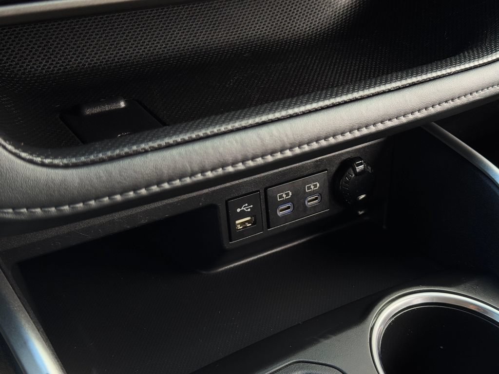 Used 2022 Toyota Highlander XLE AWD/4WD image 35