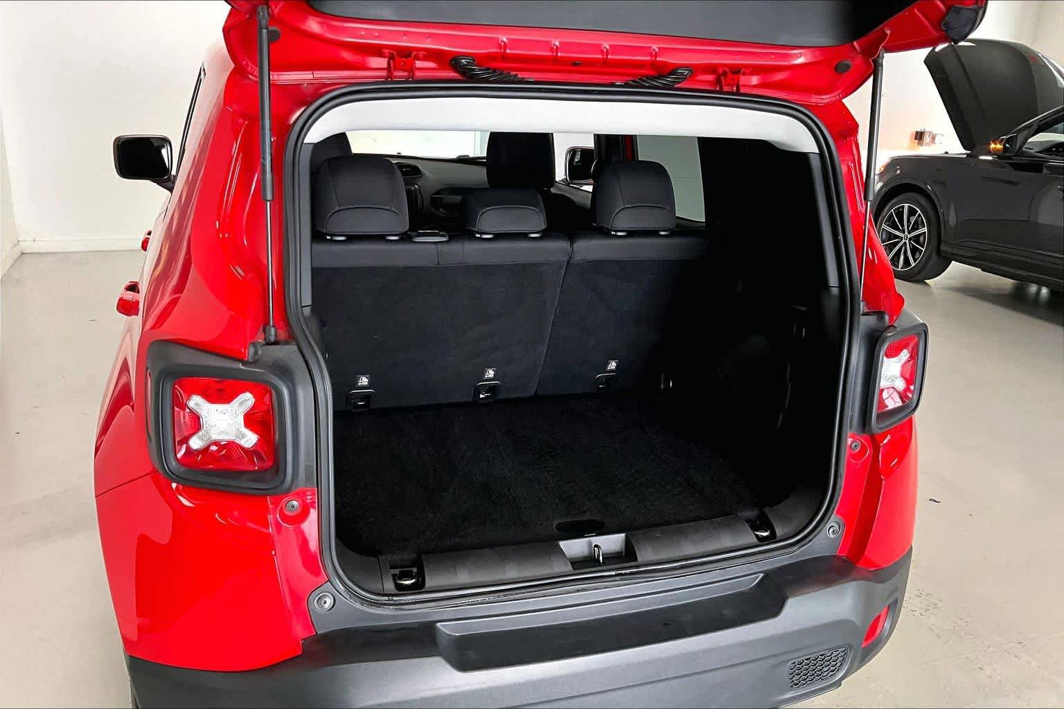 Used 2018 Jeep Renegade Latitude w/ Cold Weather Group AWD/4WD image 16