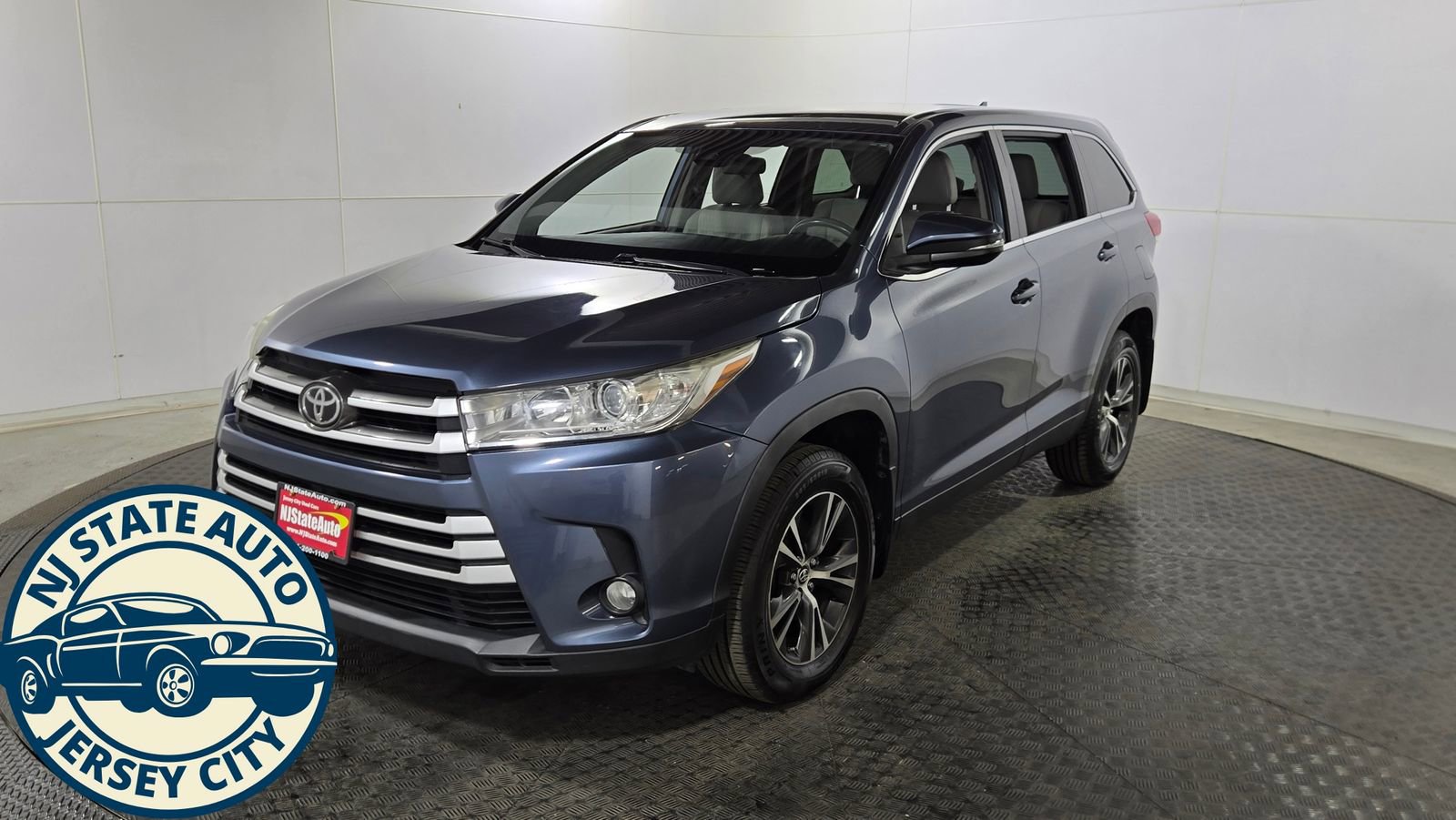Used 2019 Toyota Highlander Plus AWD/4WD image 3