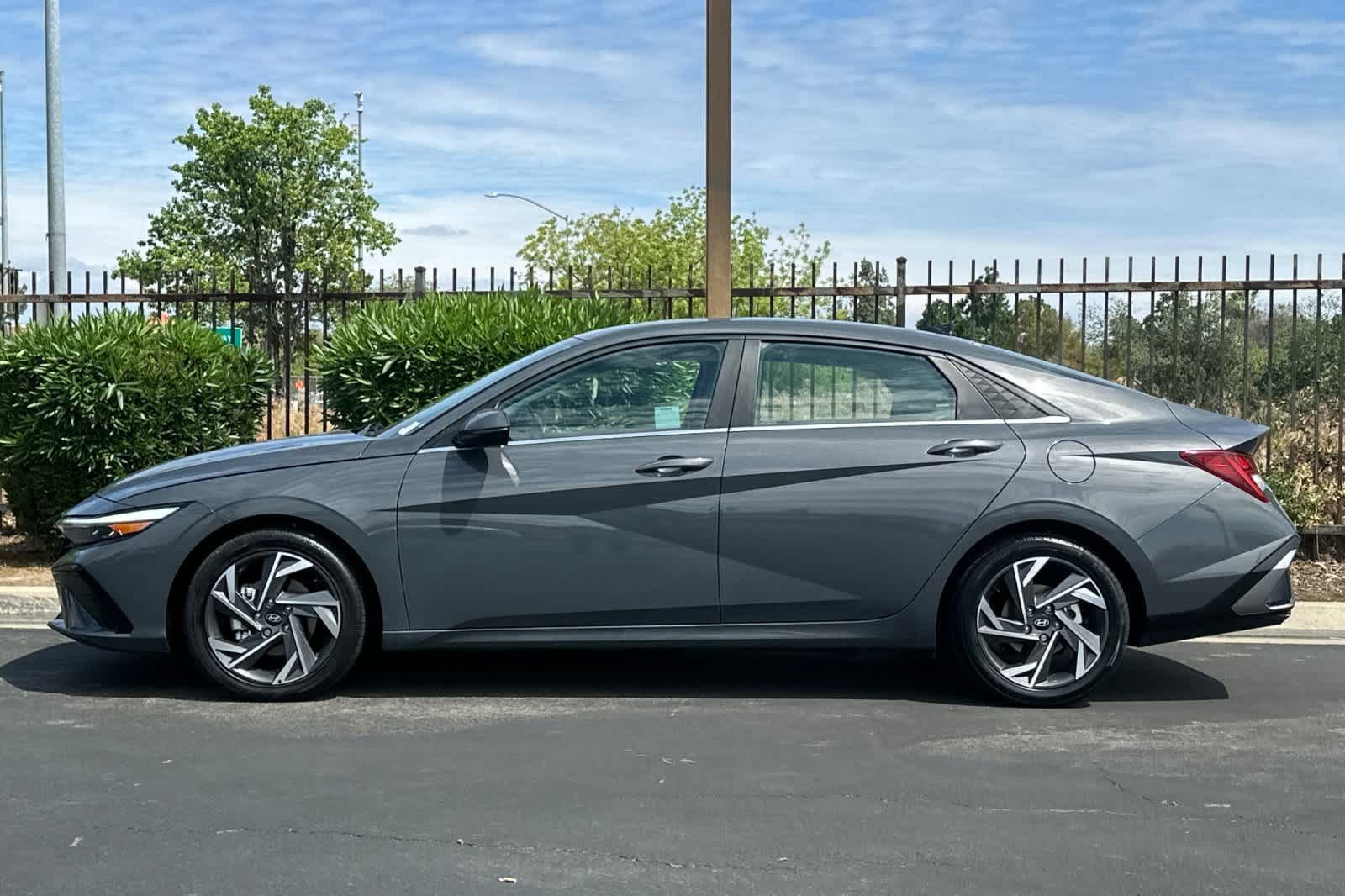 Used 2024 Hyundai Elantra Limited image 5