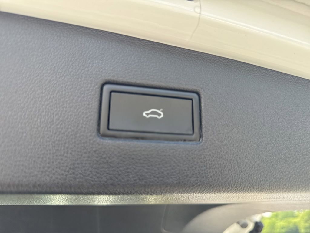 Used 2022 Volkswagen Tiguan SE R-Line FWD image 29