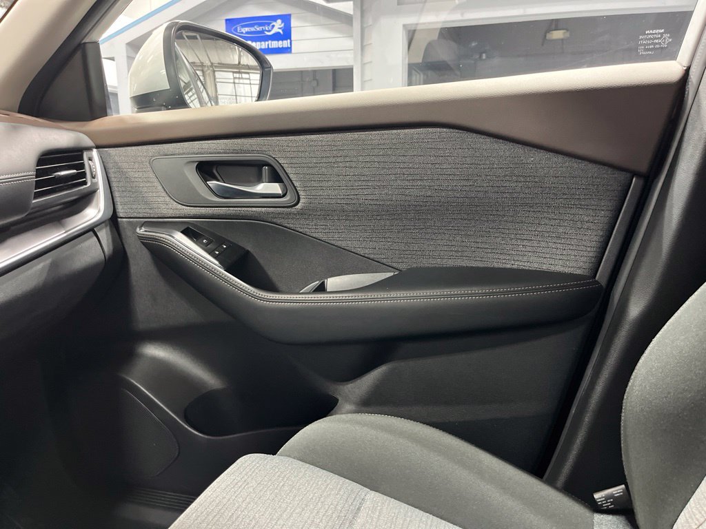 Used 2023 Nissan Rogue SV AWD/4WD image 18