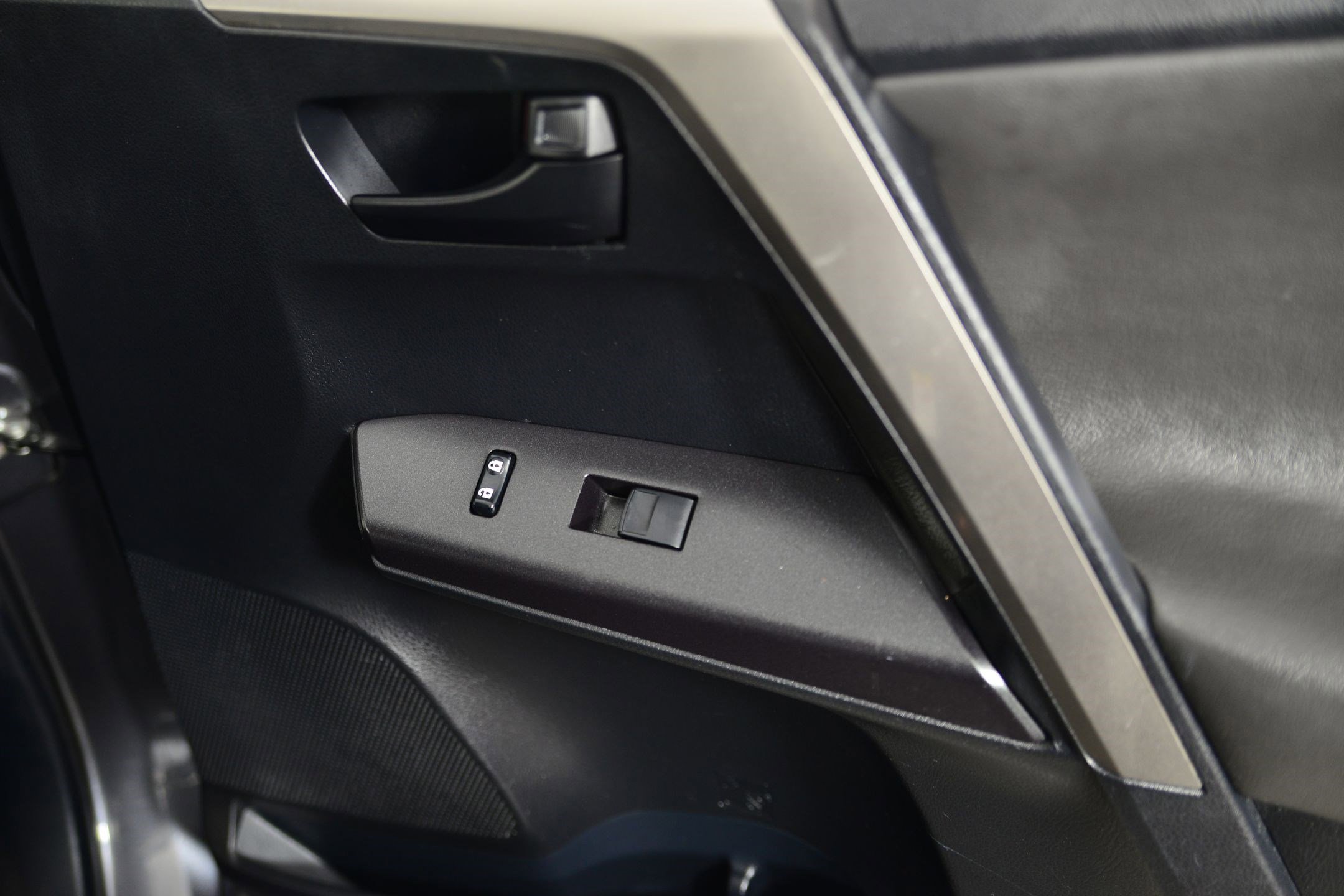 Used 2018 Toyota RAV4 LE image 9