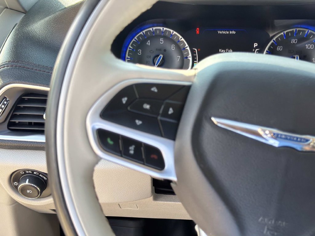 Used 2020 Chrysler Pacifica Limited w/ Advanced Safetytec Group FWD image 26