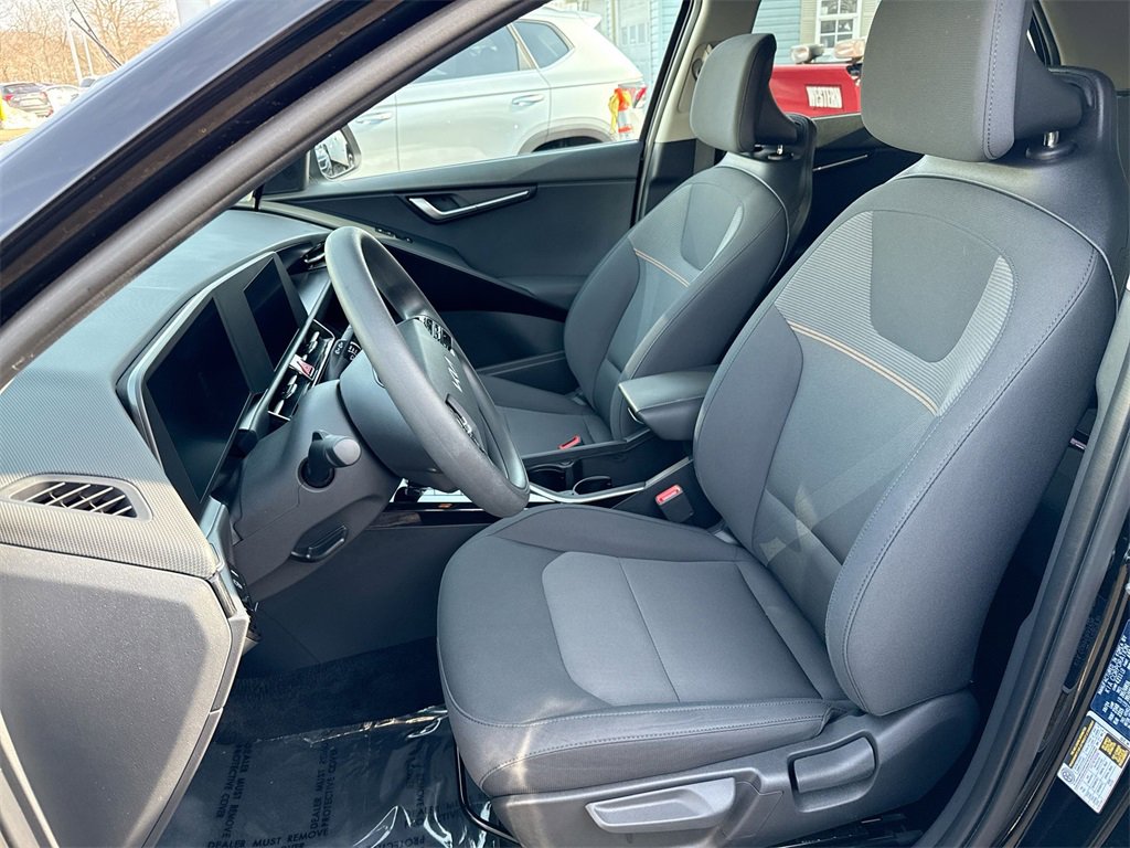 Used 2025 Kia Niro LX image 13