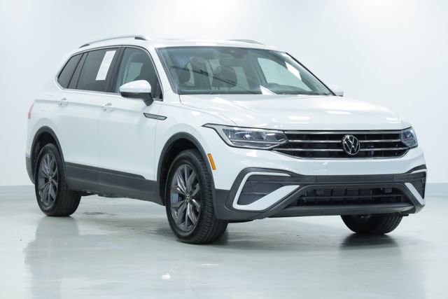Certified 2022 Volkswagen Tiguan SE w/ Panoramic Sunroof Package image 3