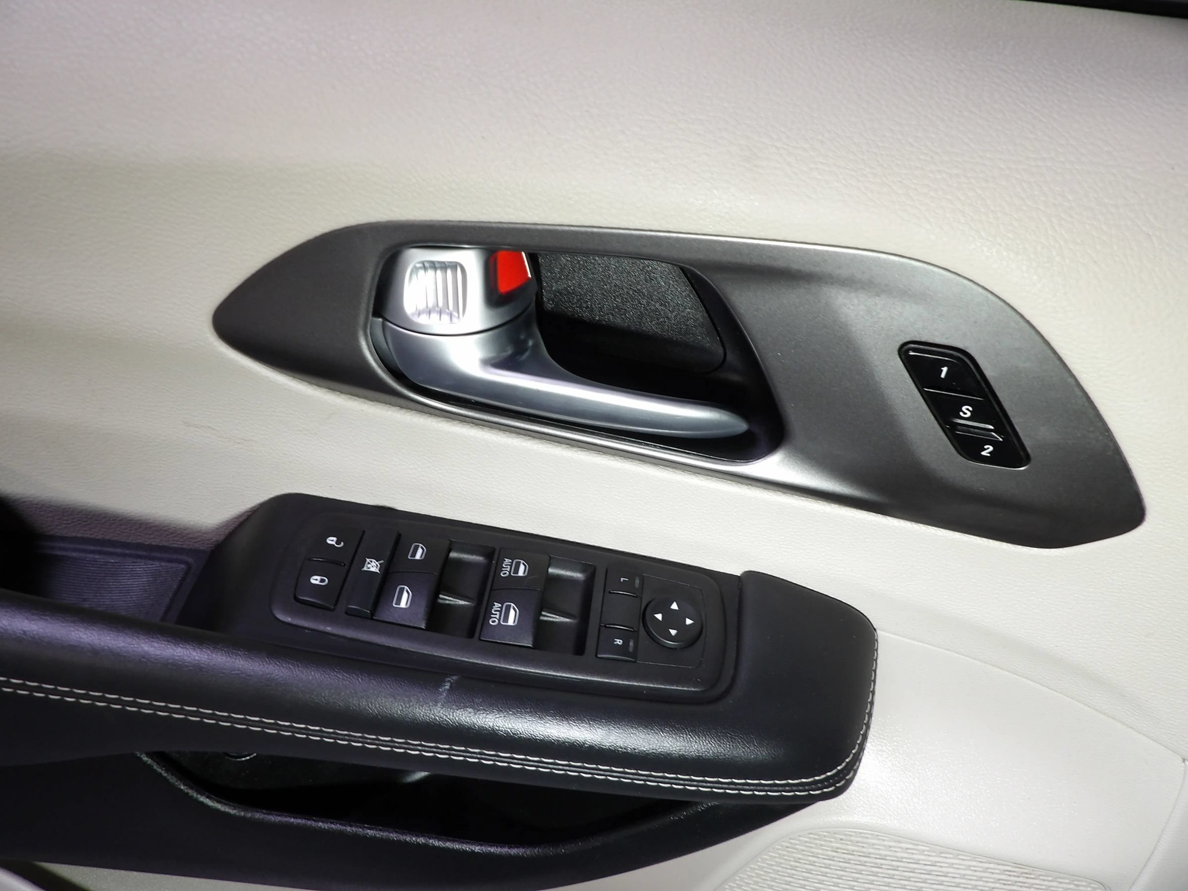 Used 2024 Chrysler Pacifica Limited FWD image 12
