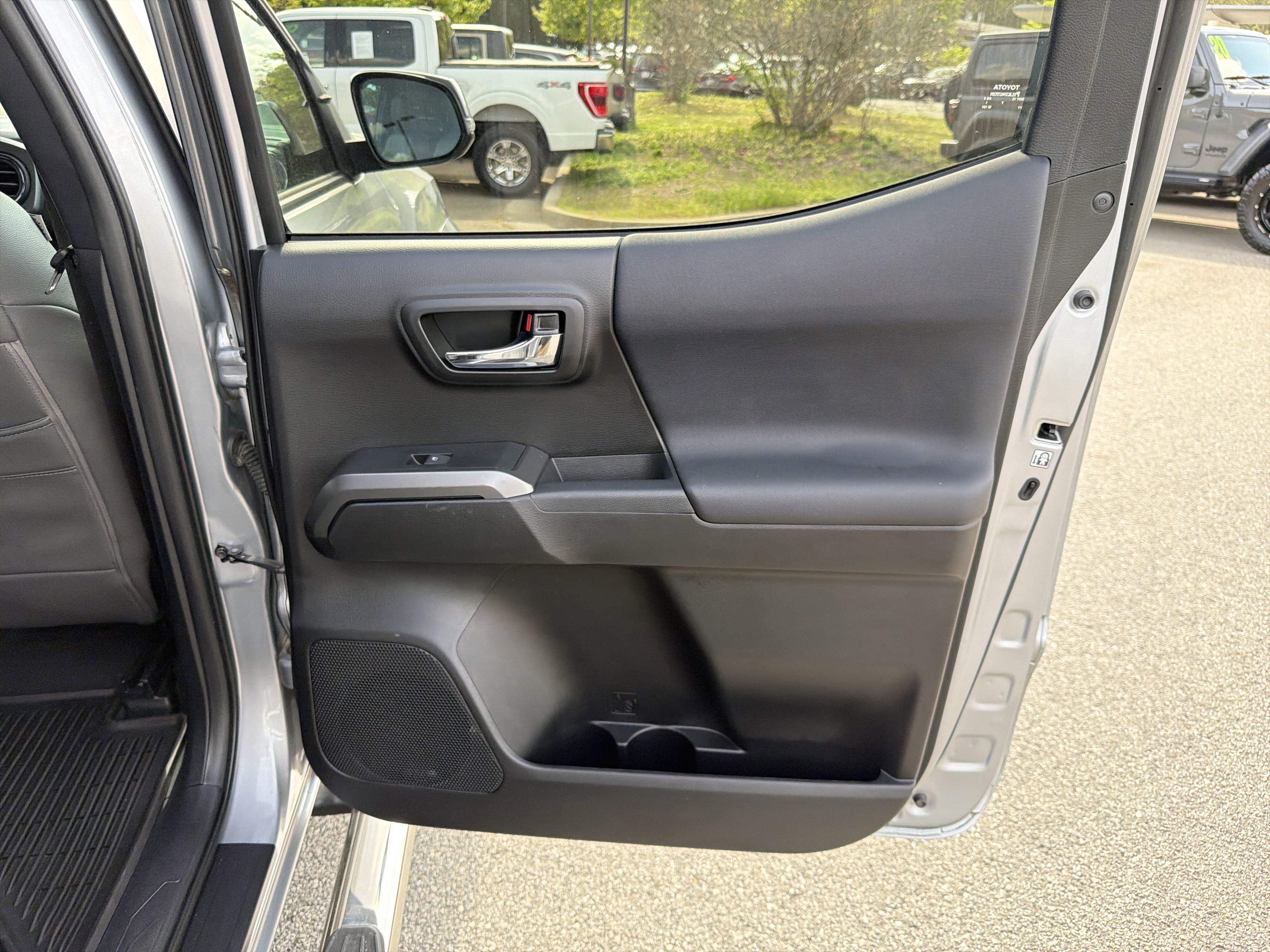 Used 2019 Toyota Tacoma TRD Sport image 27