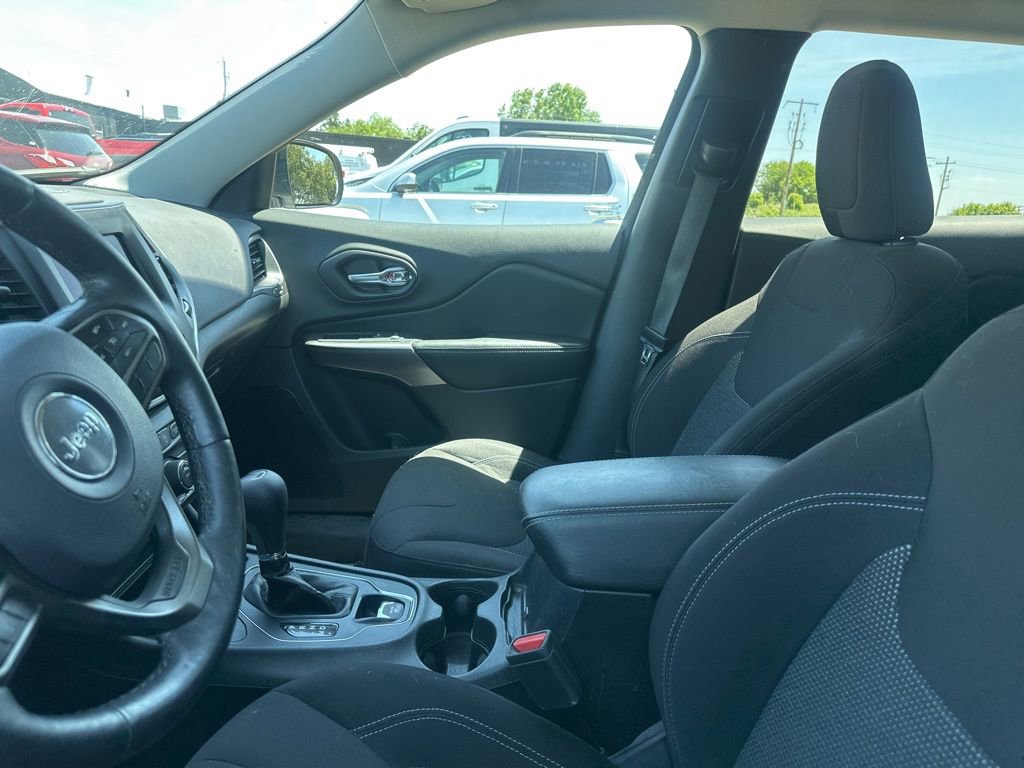Used 2019 Jeep Cherokee Latitude w/ Cold Weather Group AWD/4WD image 4