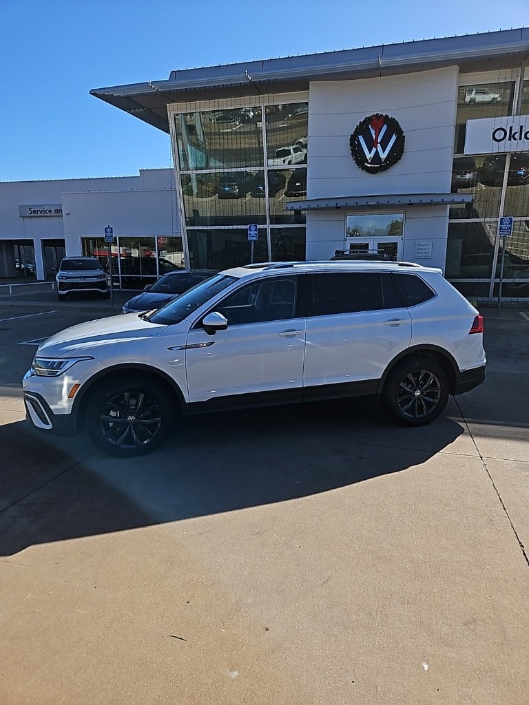 Used 2024 Volkswagen Tiguan SE w/ Panoramic Sunroof Package image 8