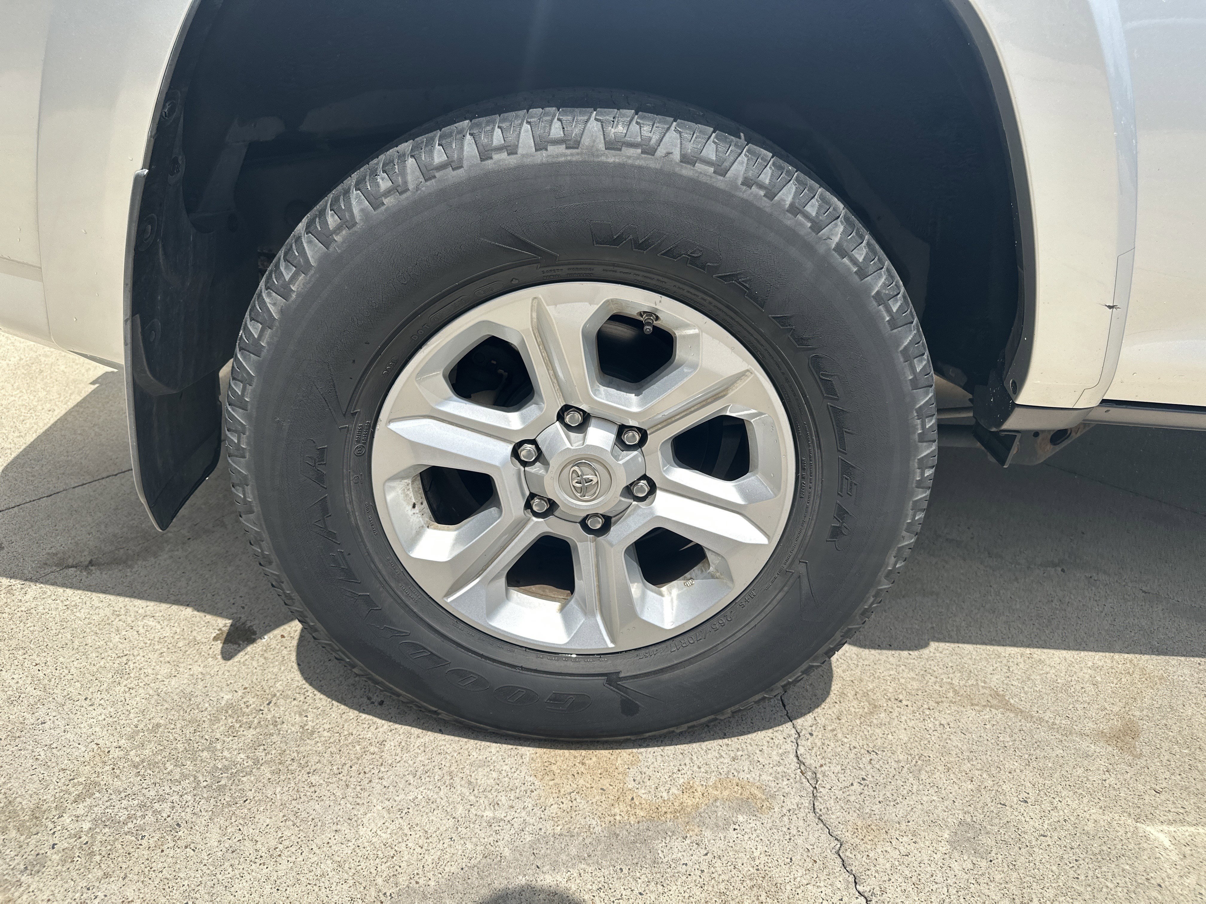 Used 2018 Toyota 4Runner SR5 AWD/4WD image 18