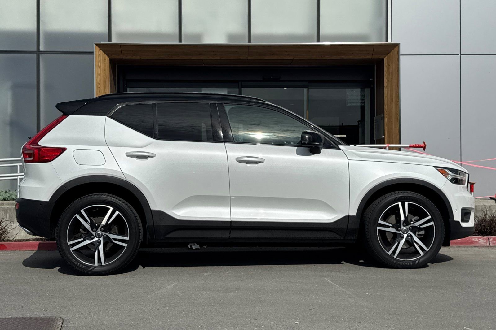 Used 2019 Volvo XC40 T5 R-Design image 8