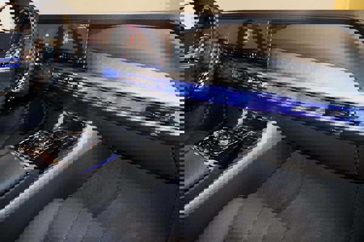 Used 2023 BMW 760i xDrive image 72