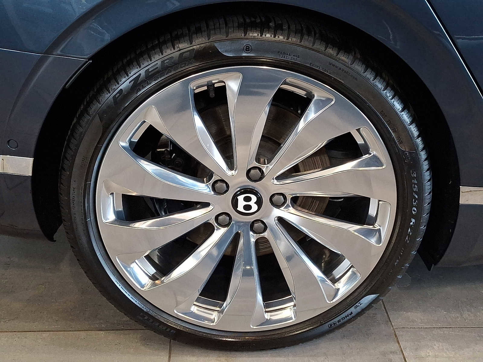 Used 2023 Bentley Flying Spur Azure image 5