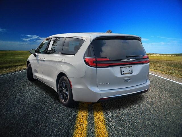 Used 2024 Chrysler Pacifica Touring-L FWD image 27