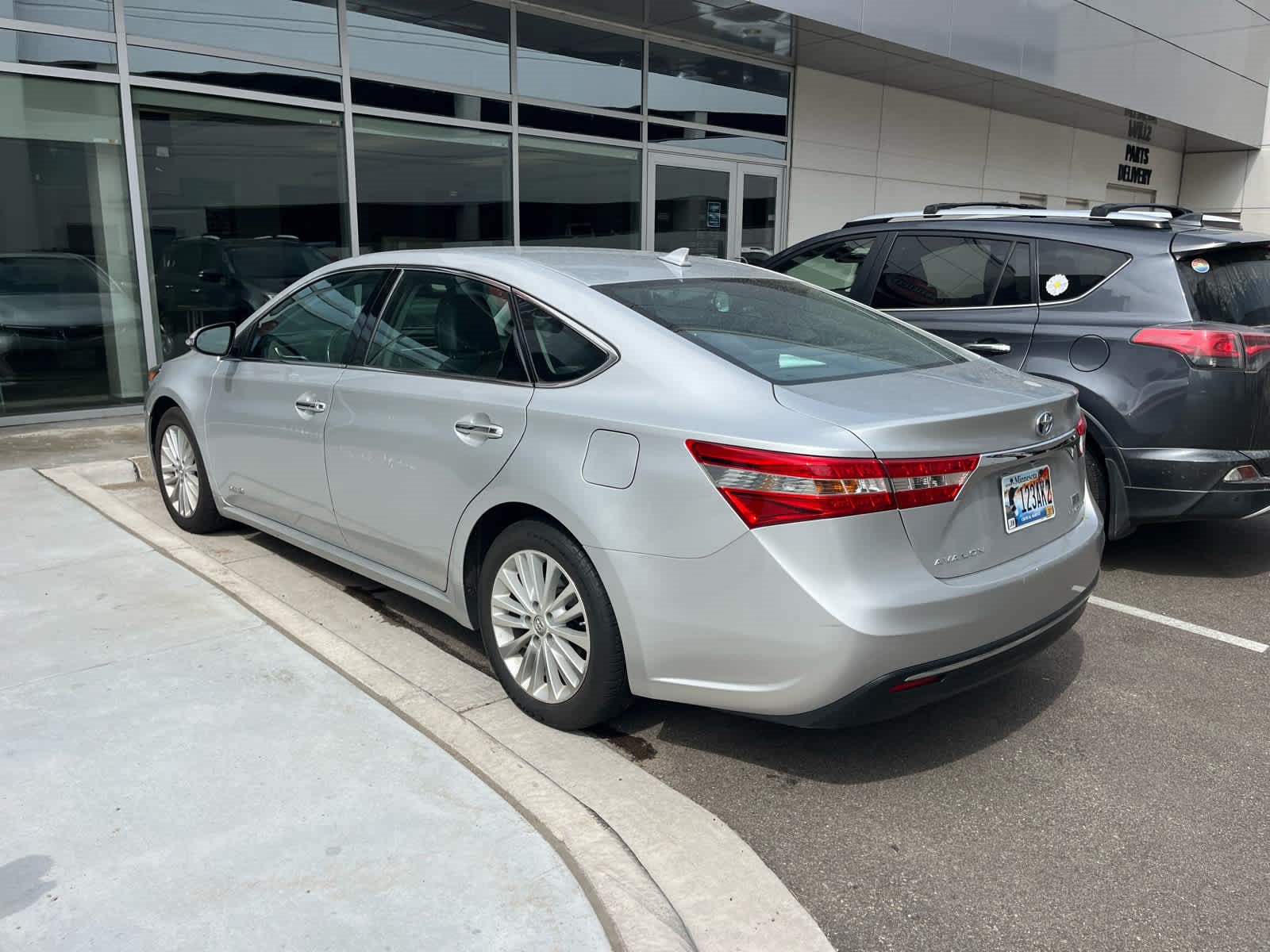 Used 2013 Toyota Avalon Limited w/ Technology Pkg FWD image 3