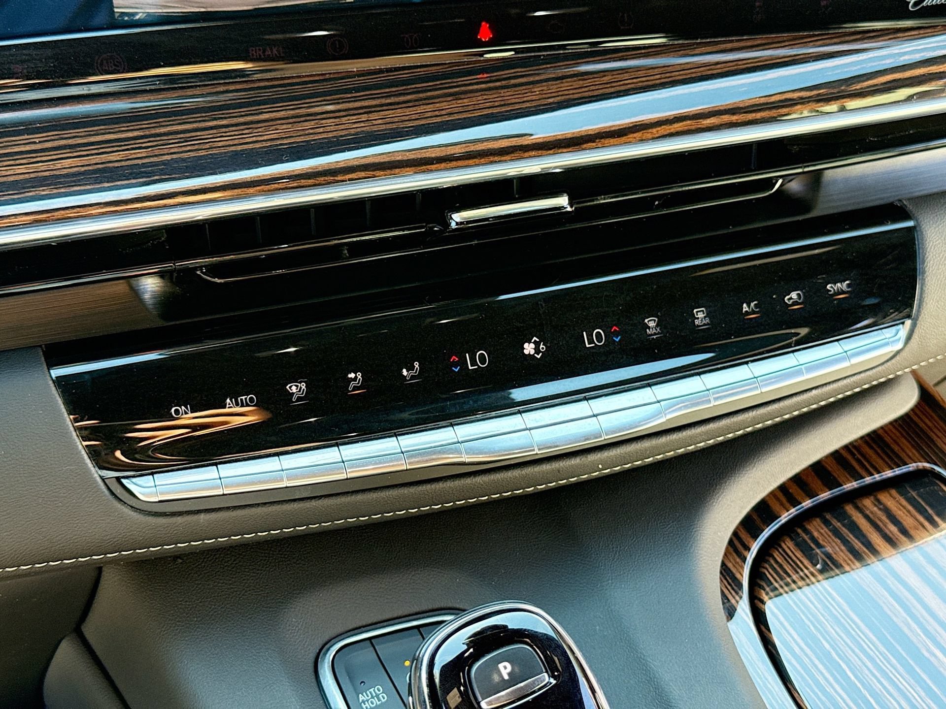 Used 2024 Cadillac Escalade Luxury AWD/4WD image 30
