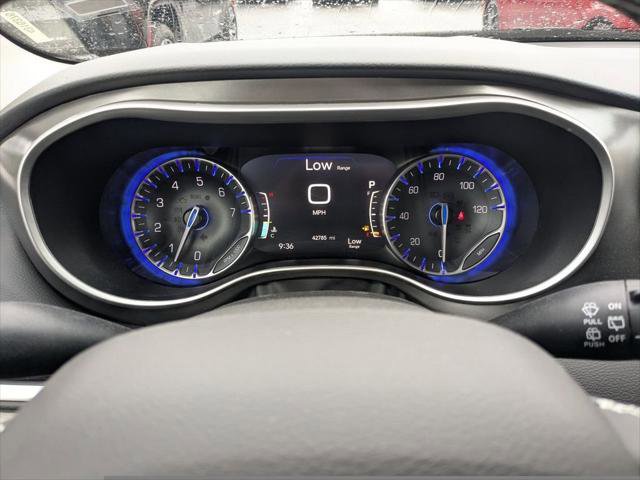 Certified 2024 Chrysler Pacifica Touring-L FWD image 30