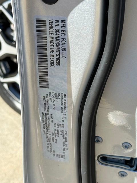 Used 2025 Jeep Compass Limited image 32