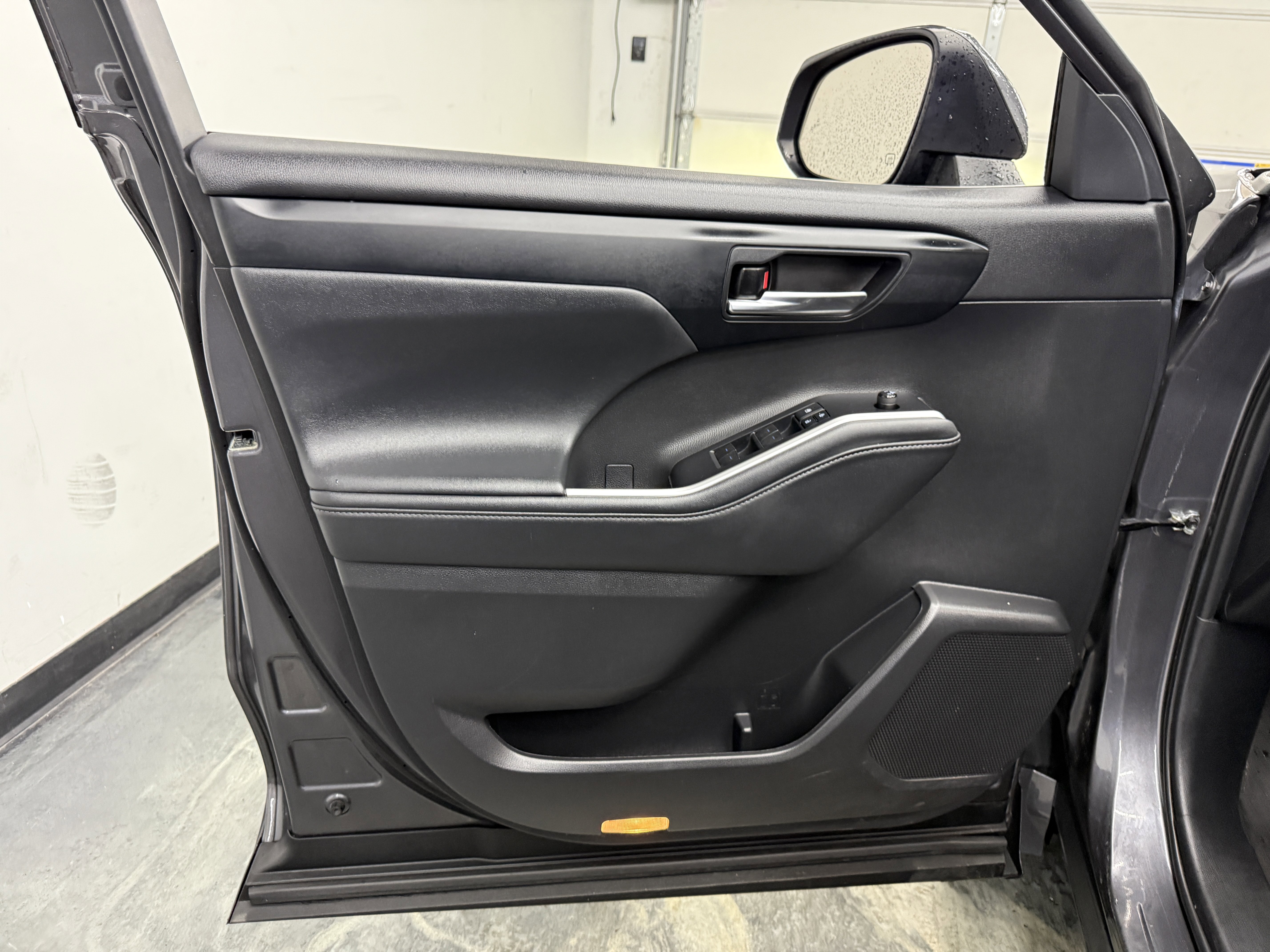 Used 2022 Toyota Highlander XLE AWD/4WD image 10